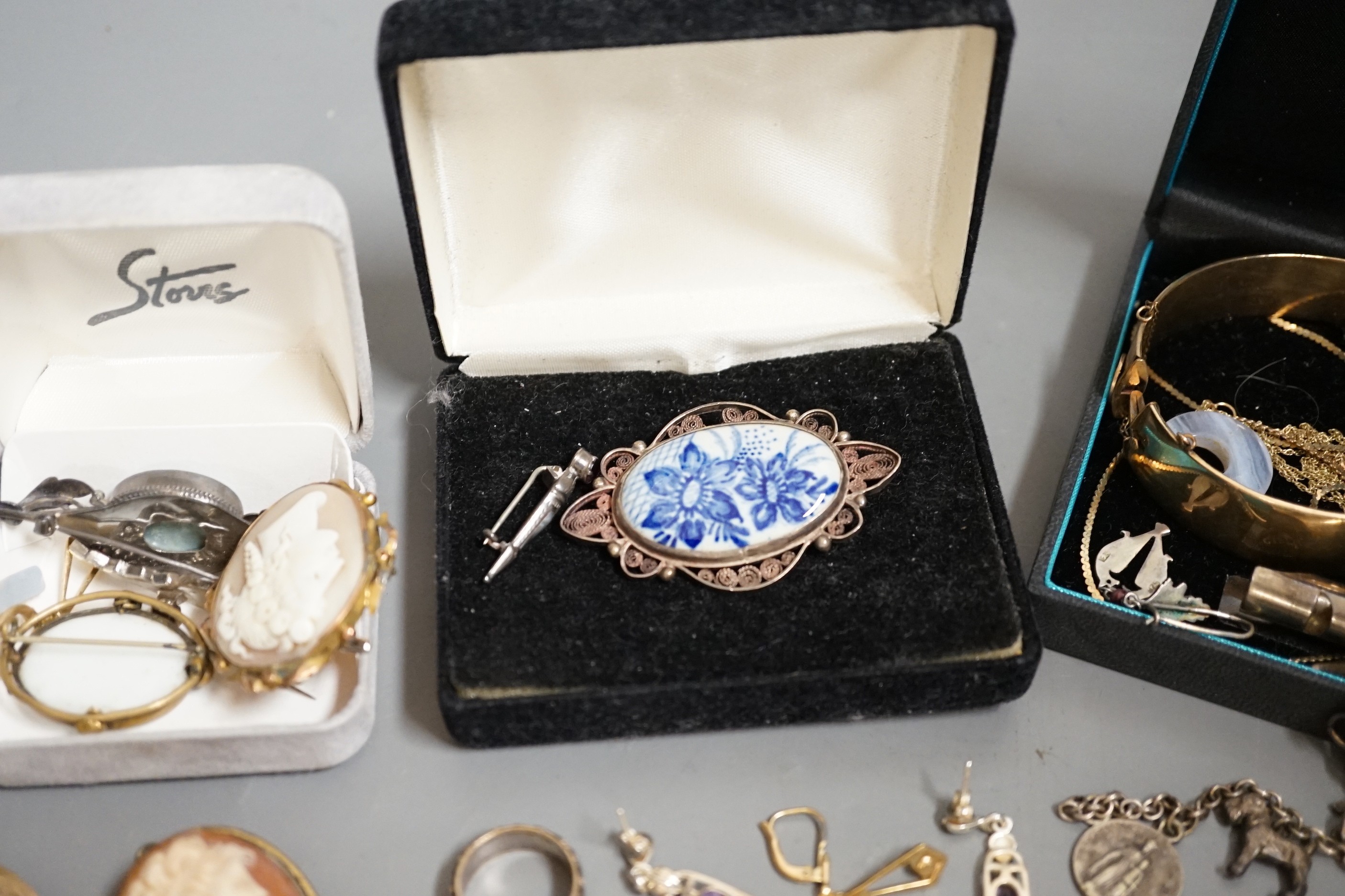 A 9ct mounted oval cameo shell brooch, and other assorted jewellery including, costume, a white metal charm bracelet, 925 earrings etc.